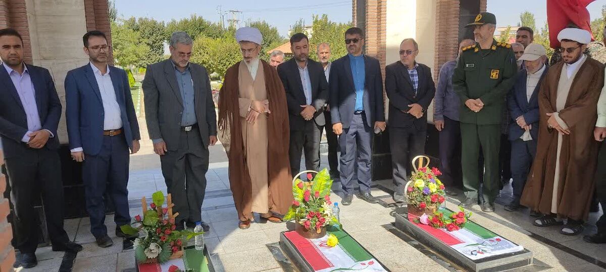 گلزار شهدای گمنام قهاوند به مناسبت هفته دفاع مقدس عطرافشانی شد