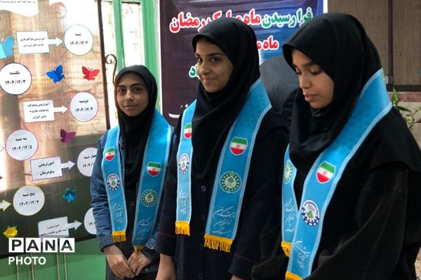 آیین سپاس مربی با حضور پیشتازان سازمان دانش آموزی در ناحیه دو شهرری 