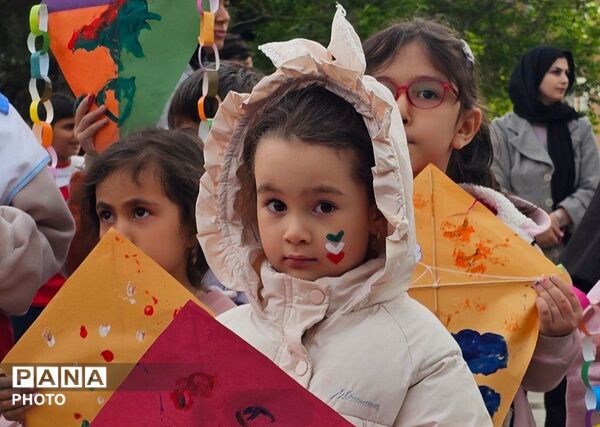 آسمانِ پارک فرهنگیان بناب زیر باران بادبادک‌های رنگی