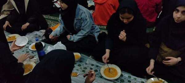 ضیافت افطاری ماه مبارک رمضان در دبیرستان پژمان بختیاری ناحیه یک مشهد 