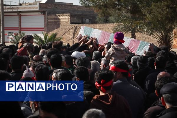 تشییع پیکر مطهر شهید گمنام ۱۷ ساله در اردکان 