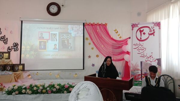 تجلیل از نمرات 20 امتحان نهایی و ممتازان علمی و پرورشی در جشن بیست دبیرستان خاتم الانبیا (ص)