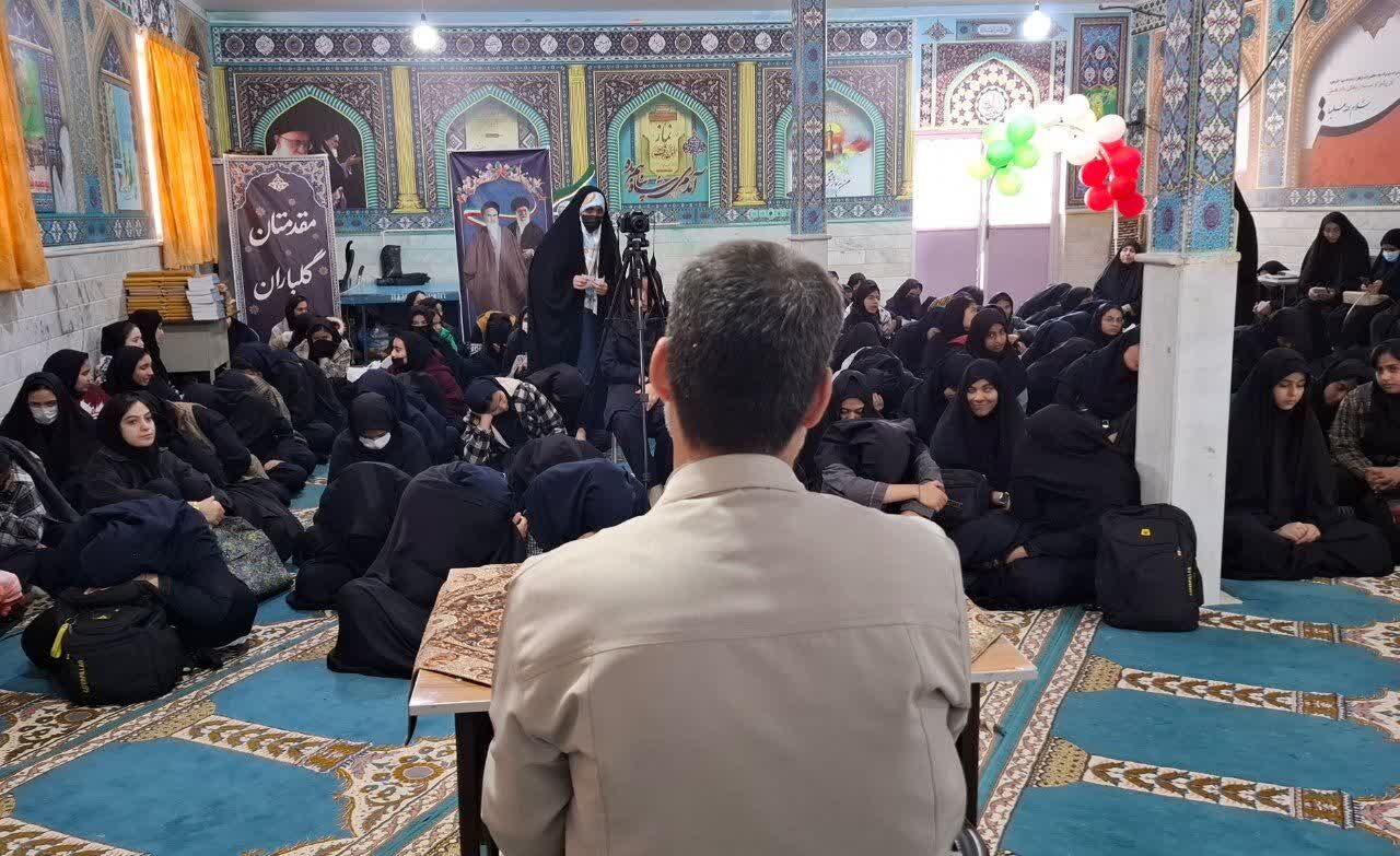 نشست صمیمی دانش آموزان هنرستان اندیشه شهر کهک با نماینده مردم قم در مجلس