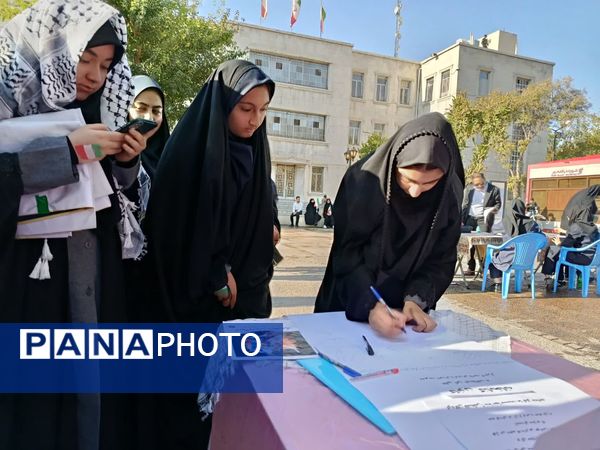 حضور دانش آموزان شیرازی درغرفه‌های فرهنگی راهپیمایی 13 آبان