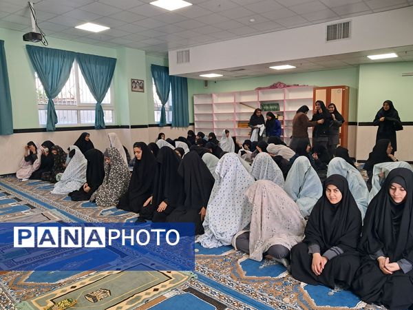 برگزاری نماز جماعت در دبیرستان شهدای فرهنگی