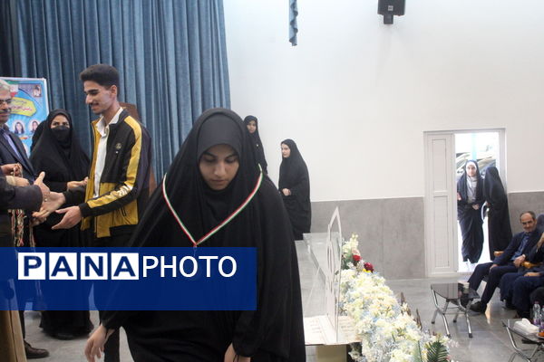 تجلیل از دانش‌آموزان تراز انقلاب اسلامی استان بوشهر