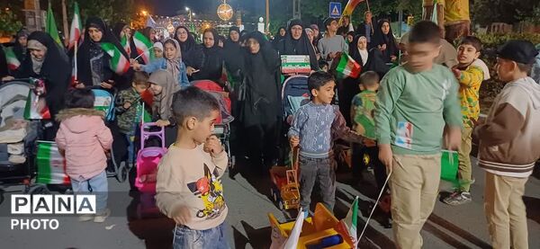 رژه سربازان کوچک امام زمان (عجل) شهر هشتگرد در شب‌های اقتدار