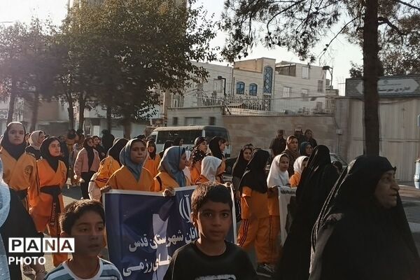 پیاده‌روی خانوادگی در شهر قدس
