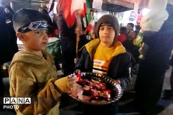 اینجا دانش‌آموزان و فرهنگیان میدان‌داری می‌کنند