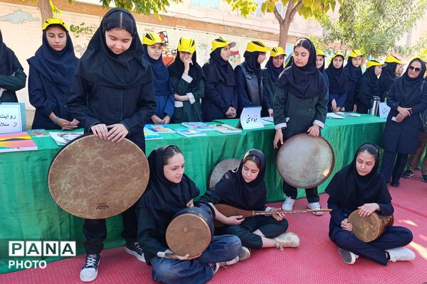 آیین گرامیداشت هفته بهداشت روان و تقدیر از همیاران مشاور در دبیرستان دخترانه رضوان برگزار شد