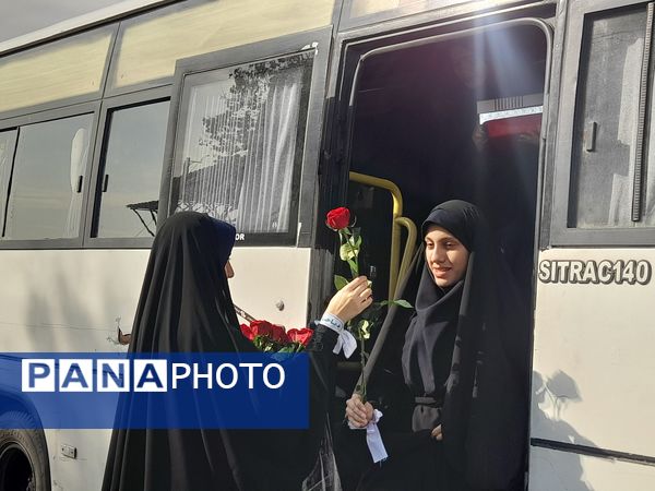 ادای احترام به شهدا توسط دانش‌آموزان دبیرستان فرهنگ ۱۳