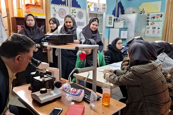 دانش‌آموزان دبیرستان ساره در پژوهشسرای فرهنگ مهارت‌های علمی را تجربه کردند