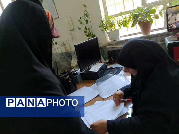 دیدار دبیران با اولیا و تحویل بیلان کار آبان در دبیرستان حاج تقی نجفی 