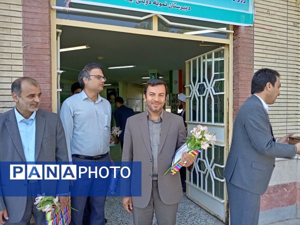 مراسم تقدیر از دبیران دبیرستان نمونه آیت الله خامنه‌ای