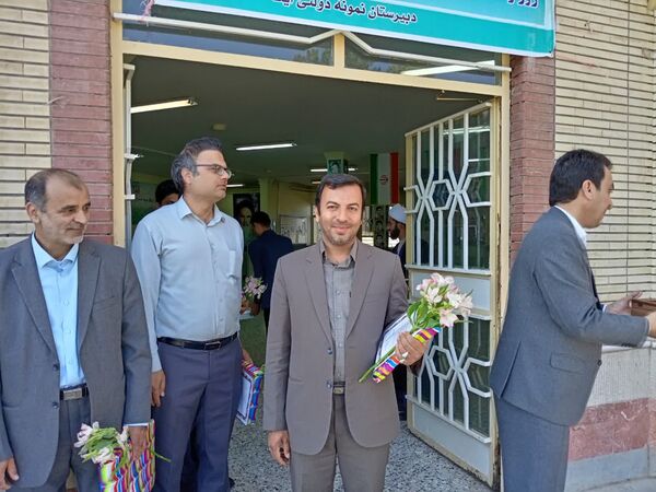 مراسم تقدیر از دبیران دبیرستان نمونه آیت الله خامنه‌ای
