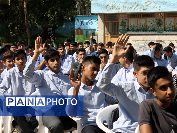 آیین نواختن زنگ ایثار و مقاومت در دبیرستان شاهد معراج