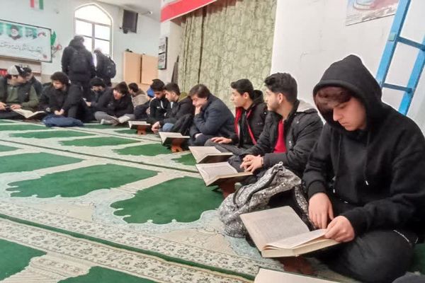 برگزاری محفل انس با قرآن به مناسبت ماه مبارک رمضان در مدارس ناحیه دو شهرری 