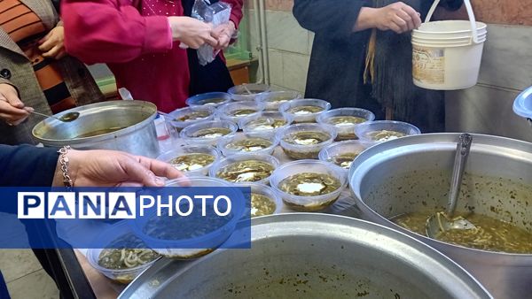 طبخ آش نذری به‌مناسبت شهادت حضرت فاطمه(س) در آموزشگاه مولوی کمیجان