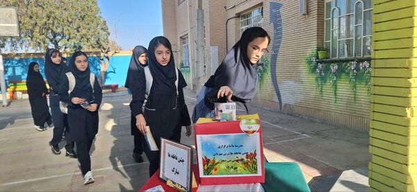 برگزاری جشن عاطفه ها در دبیرستان فرزانگان دوره ی اول 