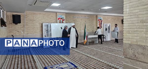 غبارروبی نمازخانه‌های مدارس قشم در آستانه سال تحصیلی جدید