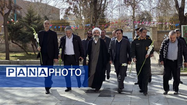 گلباران مزار شهدا توسط پیشتازان مدرسه دانش و هنر نظرآباد