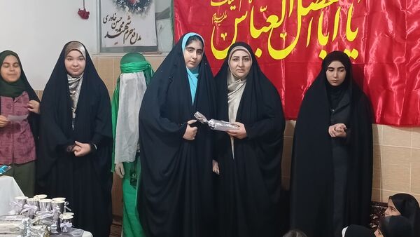 تقدیر دانش‌آموزان فعال فرهنگی‌هنری از مادرانشان با همکاری مربی در محمدشهر کرج