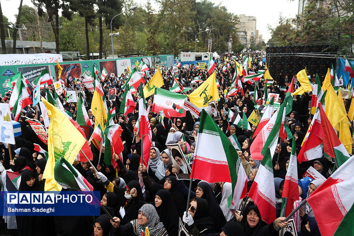 آغاز راهپیمایی ۱۳ آبان؛ دانش‌آموزان پای کار انقلاب اسلامی