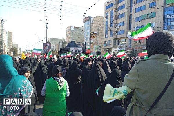 حضور مردم شهرستان رباط‌کریم برای بیعت با سومین رهبر انقلاب
