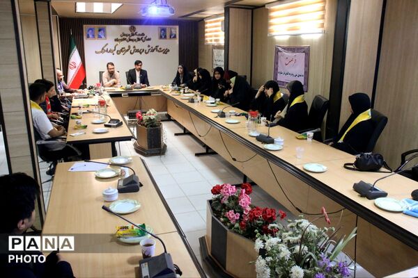 نشست خبری با خبرنگاران پانای کبودرآهنگ در اداره آموزش و پرورش
