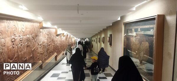 حضور پرشور مردم در موزه دفاع مقدس در روز آزادی خرمشهر؛ اجرای نمایش خیابانی