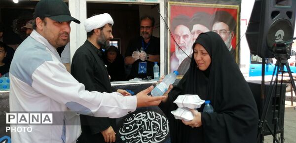 خدمت‌رسانی موکب سیمان آبیک در مسیر زائران؛ همراهی خادمان در پذیرایی و بدرقه