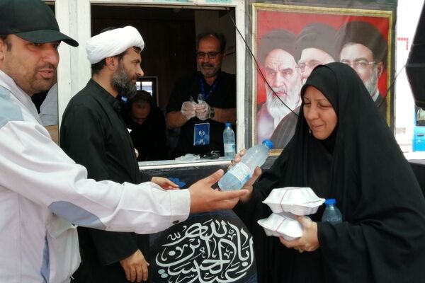 خدمت‌رسانی موکب سیمان آبیک در مسیر زائران؛ همراهی خادمان در پذیرایی و بدرقه