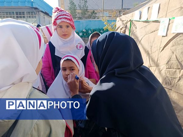 اجتماع استکبار ستیزی و رویداد پلاکاردنویسی دانش‌آموزان سمنان