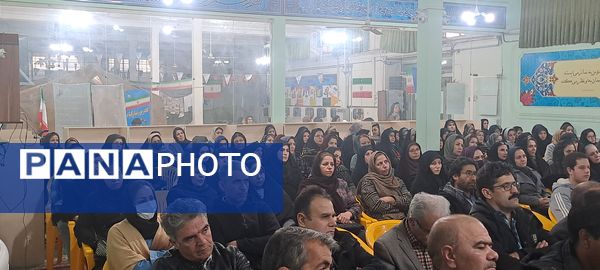 جلسه آموزش خانواده ویژه والدین پایه‌های دهم و یازدهم در دبیرستان شاهد ابوذر غفاری 