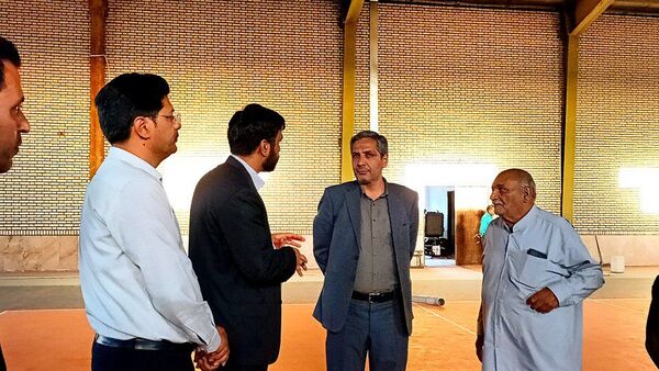 فرماندار کاشمر از سالن و چمن مصنوعی روستای قوژد بازدید کرد