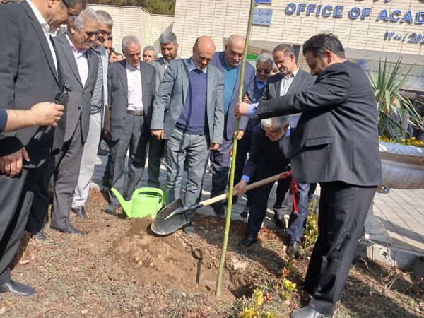 کاشت نهال یادمان صحن دانش تا کرسی قانون‌گذاری 