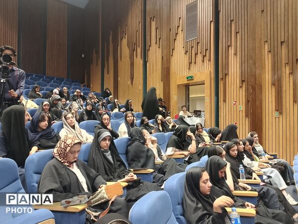 حضور دانش‌آموزان دختر هرمزگانی در همایش بزرگ تحصیلی «یاد نوین»