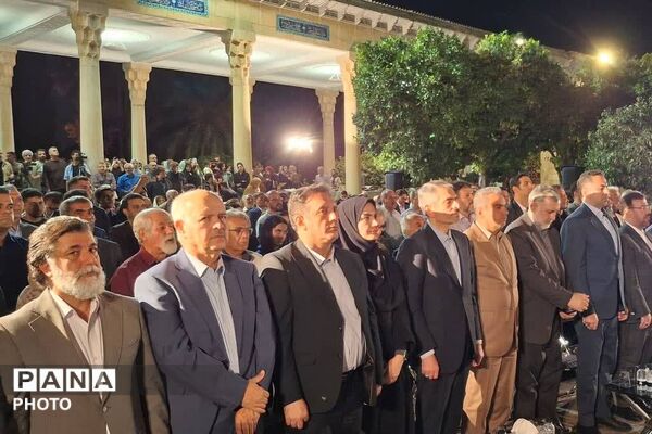 طنین عشق و شعر در آرامگاه حافظ