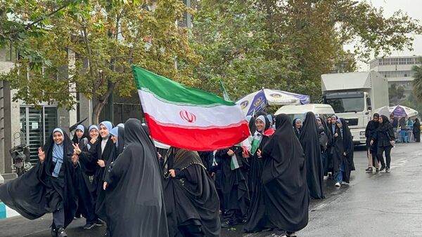حضور مدیر آموزش و پرورش منطقه ۱۳ در راهپیمایی روز دانش‌آموز 