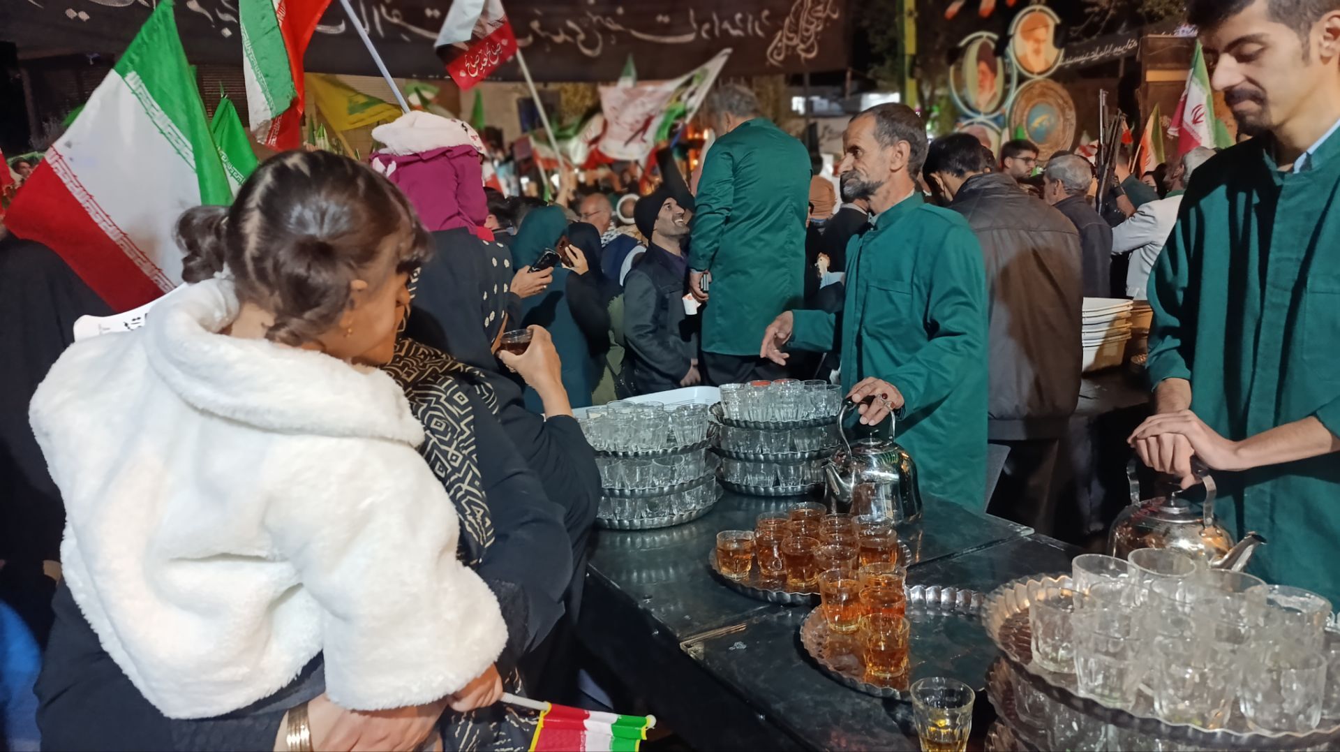 قاب پانا میهمان چایخانه‌ حضرت زهرا (س)