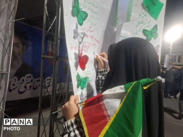 دیوار آرزوها با دلنوشته‌های آرمانی دانش‌آموزان 