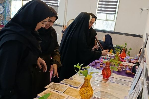  نمایشگاه فرهنگی و هنری دبیرستان عترت