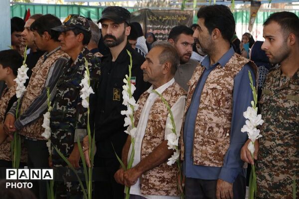 غبارروبی و گلباران مزار شهدای صفادشت همزمان با هفته دفاع مقدس