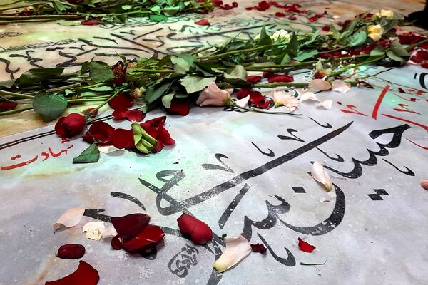 در آغوش زمین، شهیدانی آرمیده‌اند که با جوهر خون، سند حق و حقیقت را امضا کردند