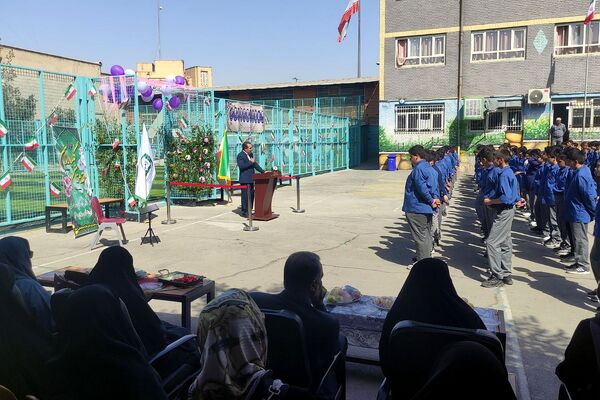 برگزاری مراسم افتتاحیه زمین چمن مصنوعی در دبیرستان شاهد علامه طباطبایی ناحیه دو شهرری 