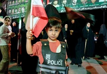 در آستانه ماه محرم، یاد رهبر شهید در تجمعات شبانه زنده شد