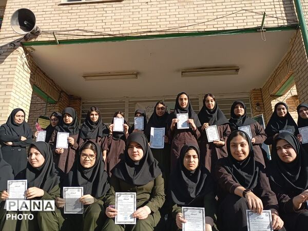 هفته دفاع مقدس در دبیرستان لقمان حکیم منطقه ۱۵
