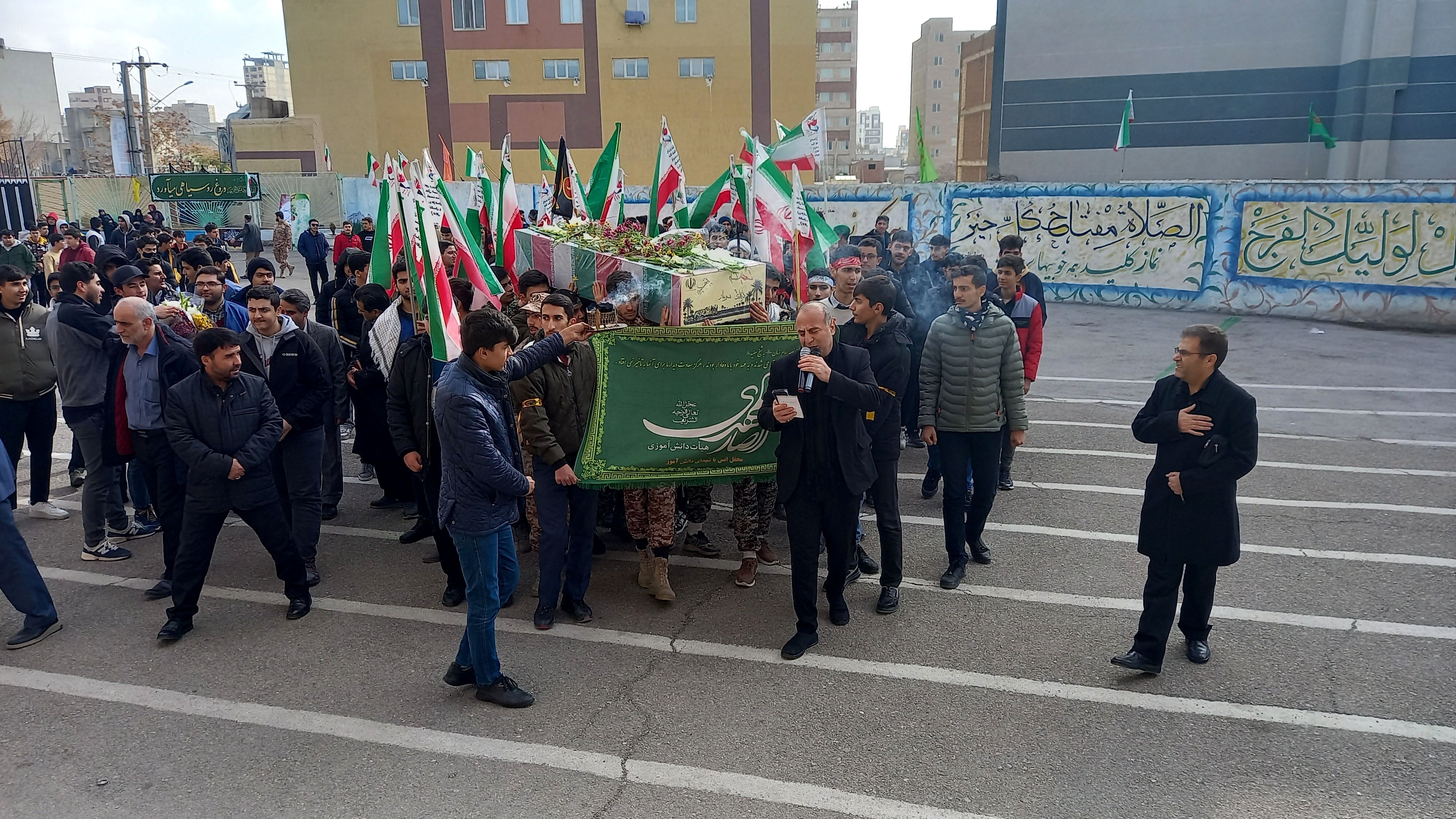 وداع دانش‌آموزان مراغه با شهید گمنام