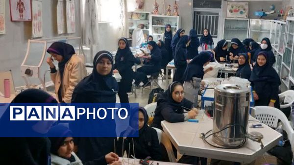 کارسوق سازه های سرنگی در دبیرستان دخترانه شاهدبحرینیان ناحیه۴ اصفهان