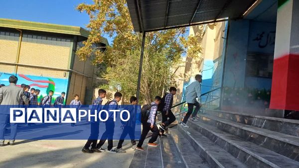 نواختن زنگ آغاز سال تحصیلی در مدرسه اندیشه شاهد منطقه ۱۶ 